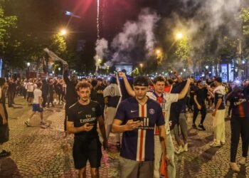 Bengalas, humo y enfrentamientos: la celebración del PSG se sale de control