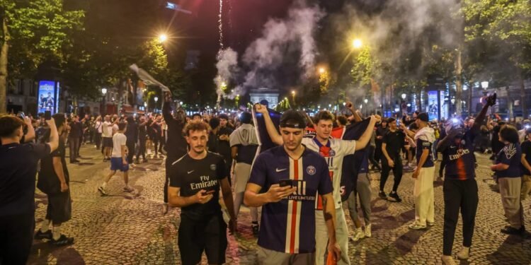 Bengalas, humo y enfrentamientos: la celebración del PSG se sale de control