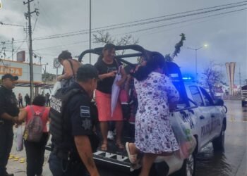 ¿Atrapado por la lluvia? Policías y Protección Civil auxilian a peatones