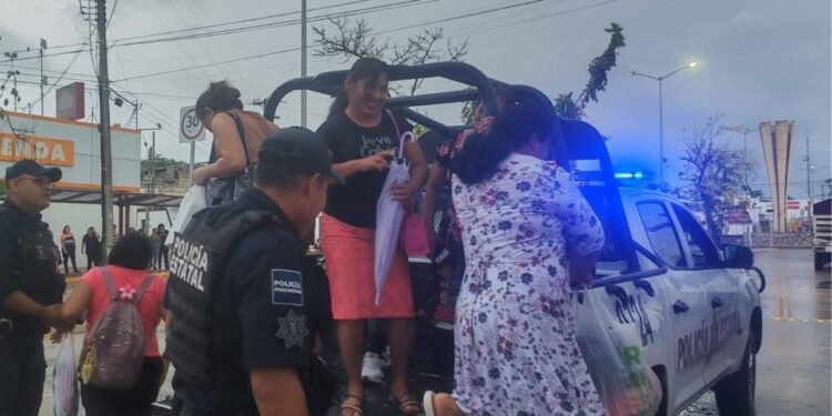 ¿Atrapado por la lluvia? Policías y Protección Civil auxilian a peatones