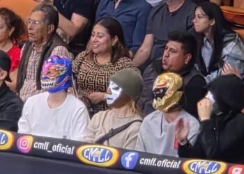 “¡Sí son mexicanos!”: BTS causa furor tras aparecer en función de lucha libre