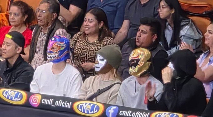 “¡Sí son mexicanos!”: BTS causa furor tras aparecer en función de lucha libre