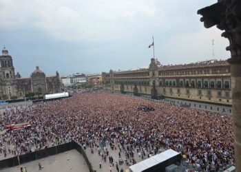 ARMY invade el Zócalo de la CDMX: BTS sale al balcón y estalla euforia