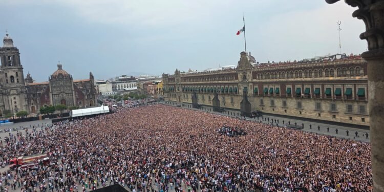 ARMY invade el Zócalo de la CDMX: BTS sale al balcón y estalla euforia