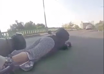 Video divide redes: automovilista embiste a mujer en scooter eléctrico y escapa