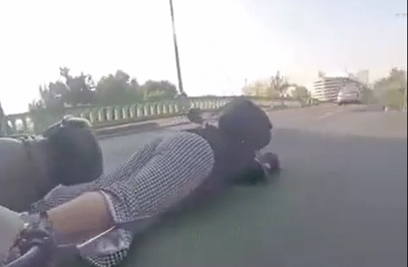Video divide redes: automovilista embiste a mujer en scooter eléctrico y escapa