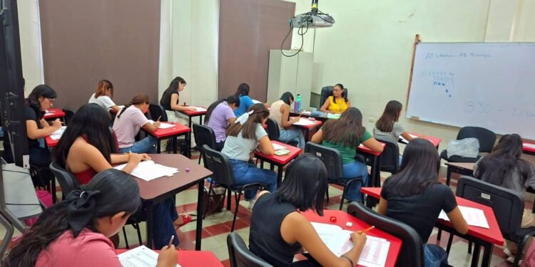 ¿Lograrán un lugar? Jóvenes presentan examen para el Instituto Campechano