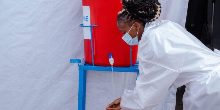 Ébola se agrava en África; 220 muertes sospechosas, más de 900 casos y OMS advierte que “podría empeorar”