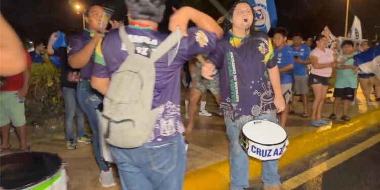 ¿Cómo celebraron la décima del Cruz Azul? La pasión celeste tiñó de azul el malecón