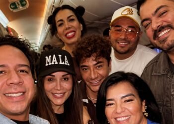Tensión en vuelo a Asia; “famosos” documentan regreso inesperado a México