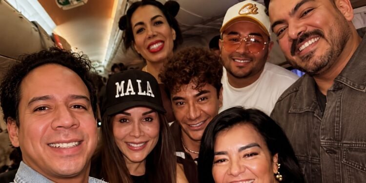 Tensión en vuelo a Asia; “famosos” documentan regreso inesperado a México