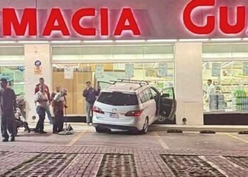 Iba a la farmacia… y terminó adentro con todo y camioneta. Esto pasó
