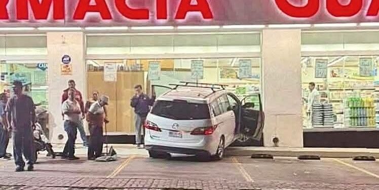 Iba a la farmacia… y terminó adentro con todo y camioneta. Esto pasó