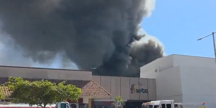 Tragedia en plaza comercial de Sinaloa; hay al menos 4 muertos y varios intoxicados