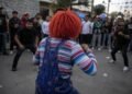 Se les salió el “Chucky”; pelea entre muñecos diabólicos desata caos