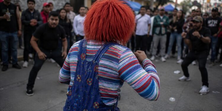 Se les salió el “Chucky”; pelea entre muñecos diabólicos desata caos