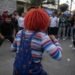 Se les salió el “Chucky”; pelea entre muñecos diabólicos desata caos