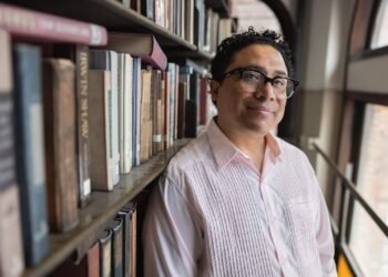 ¿Quién llevará la voz literaria del sureste a Europa? Manuel Iris inicia gira internacional