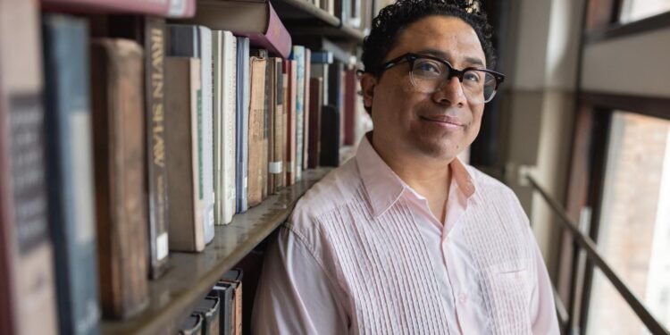 ¿Quién llevará la voz literaria del sureste a Europa? Manuel Iris inicia gira internacional