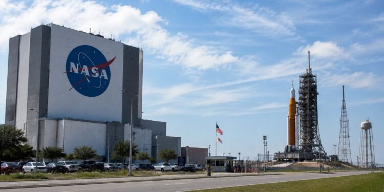 ¿Poetas, músicos, creadores y cineastas en la NASA? La convocatoria ya está abierta