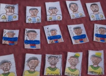 Niño crea álbum del Mundial a mano porque no pudo comprar el Panini y conmueve en redes