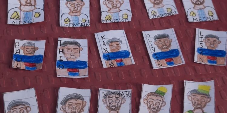 Niño crea álbum del Mundial a mano porque no pudo comprar el Panini y conmueve en redes