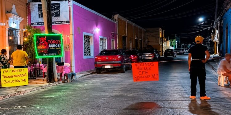 ¡Tronó el transformador y explotó la paciencia! Vecinos bloquean calles en Guadalupe