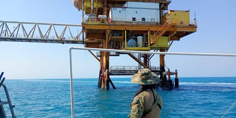 Ni pesca ilegal ni amenazas: Marina “blinda” la Sonda de Campeche