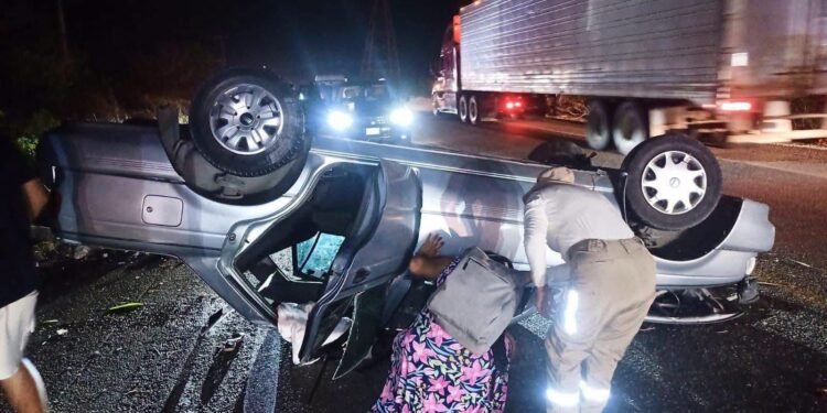 Aparatosa volcadura moviliza a cuerpos de emergencia en Ciudad del Carmen