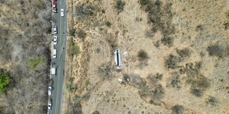 Autobús de pasajeros se vuelca en límites de Jalisco y Nayarit; deja 11 personas sin vida y más de 30 heridos