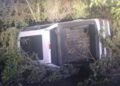 Se salva de milagro; camioneta termina semivolcada tras impactante choque en Campeche