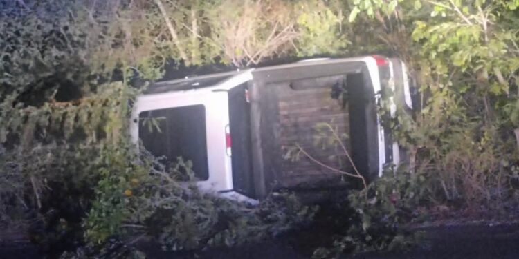 Se salva de milagro; camioneta termina semivolcada tras impactante choque en Campeche