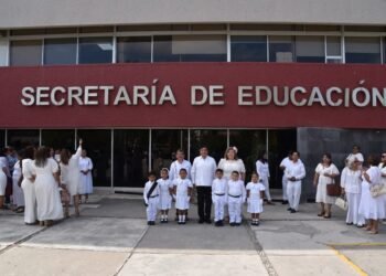 ¿Y a los maestros quién les preguntó? Redes estallan tras confirmarse clases hasta julio