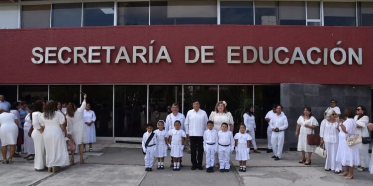 ¿Y a los maestros quién les preguntó? Redes estallan tras confirmarse clases hasta julio