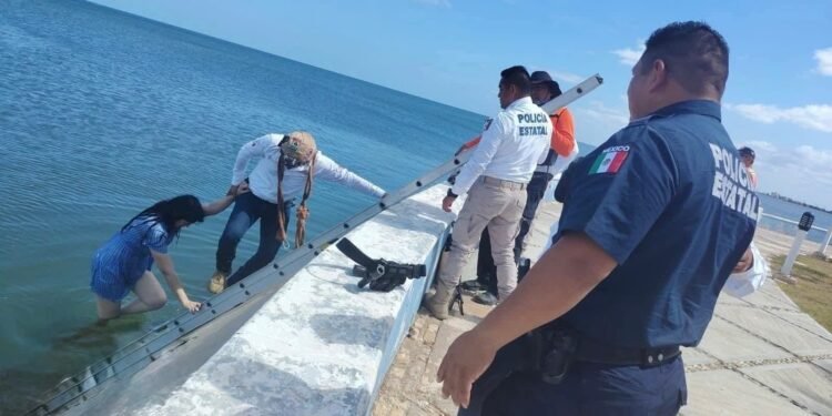 ¡Al agua! Turista cae al mar en pleno malecón
