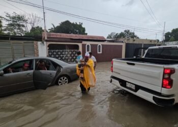 ¡Héroe entre las aguas! Rescata a familia atrapada por inundación