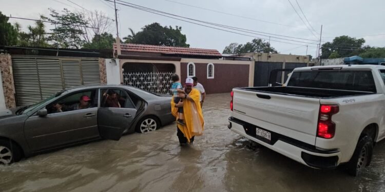 ¡Héroe entre las aguas! Rescata a familia atrapada por inundación