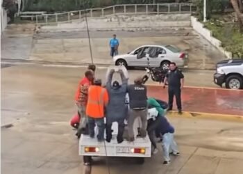 Entre lluvia y solidaridad: así sacaron una camioneta de una zanja en Campeche