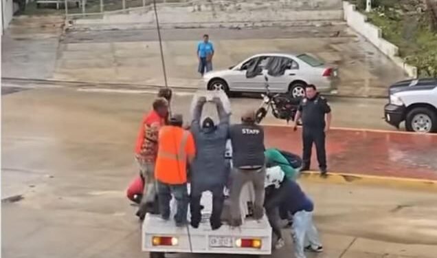 Entre lluvia y solidaridad: así sacaron una camioneta de una zanja en Campeche