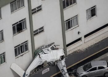¡Avioneta se estrella contra edificio! Hay dos muertos y varios heridos. ¿En dónde ocurrió?
