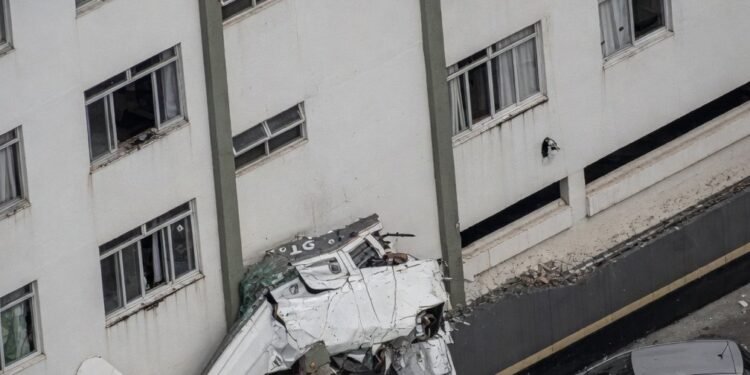 ¡Avioneta se estrella contra edificio! Hay dos muertos y varios heridos. ¿En dónde ocurrió?