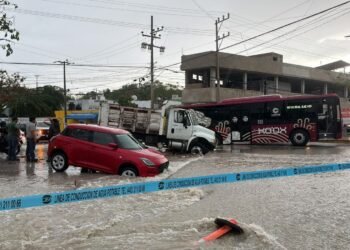 La “Bola de Queso” se tragó otro auto… ¿te atreverías a cruzarla bajo la lluvia?