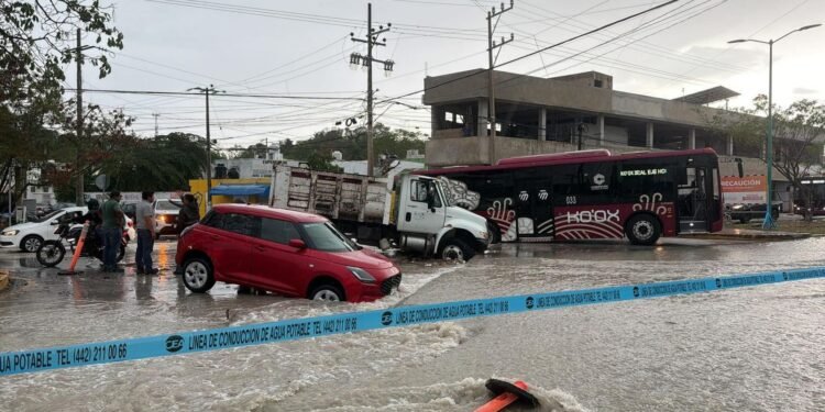 La “Bola de Queso” se tragó otro auto… ¿te atreverías a cruzarla bajo la lluvia?