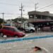 La “Bola de Queso” se tragó otro auto… ¿te atreverías a cruzarla bajo la lluvia?