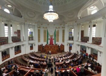 Revienta pleito en Congreso de Ciudad de México por puestos venta en un pasillo