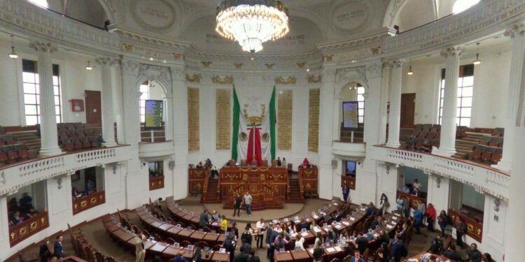 Revienta pleito en Congreso de Ciudad de México por puestos venta en un pasillo