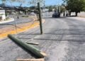 Carro pierde el control, vuela al camellón y destruye poste telefónico en plena avenida