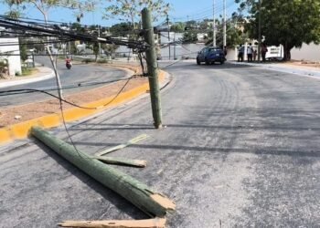 Carro pierde el control, vuela al camellón y destruye poste telefónico en plena avenida