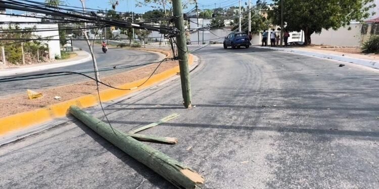 Carro pierde el control, vuela al camellón y destruye poste telefónico en plena avenida