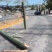 Carro pierde el control, vuela al camellón y destruye poste telefónico en plena avenida